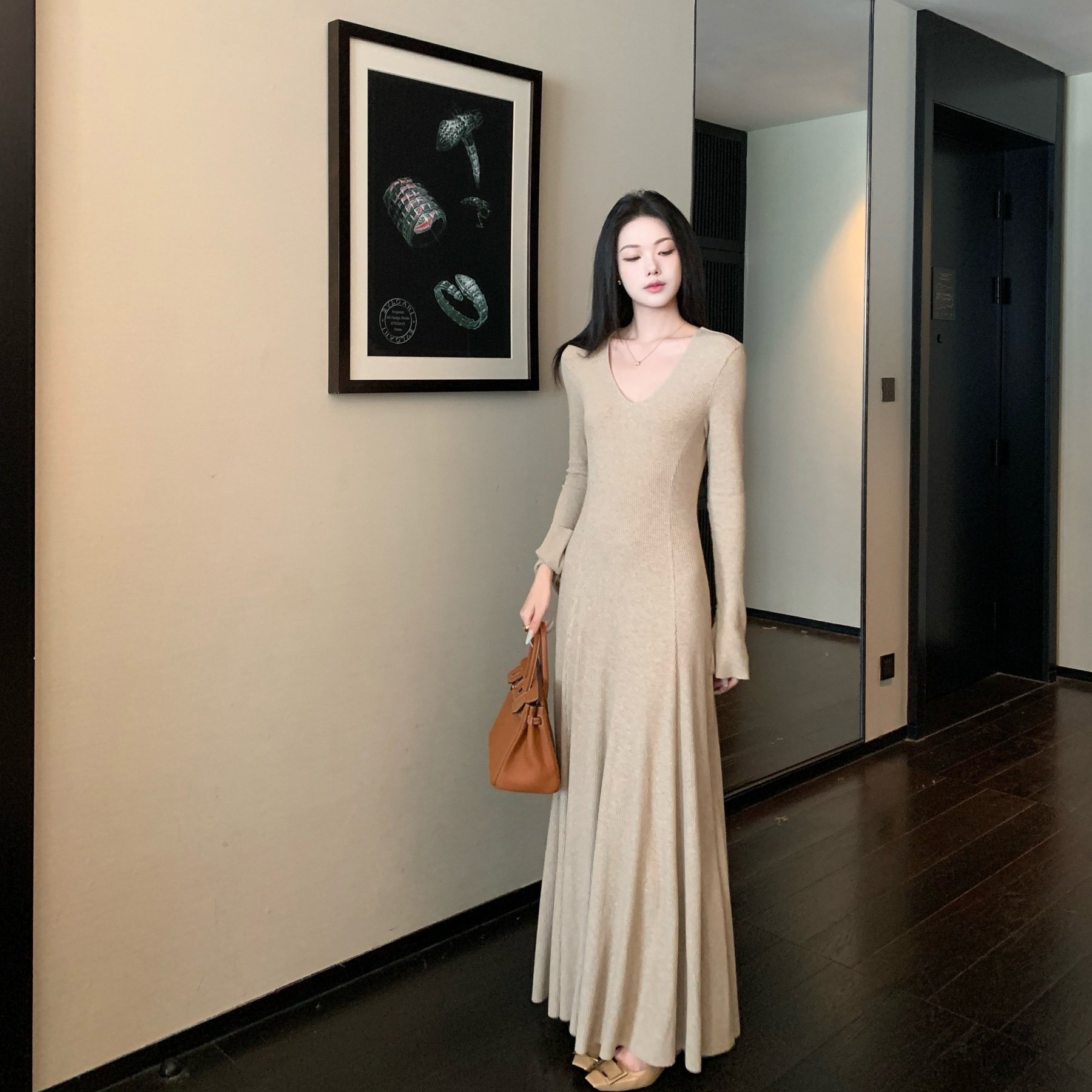 v领喇叭袖坑条A摆连衣裙2025秋冬新款收腰显瘦配大衣气质连衣裙