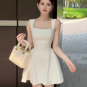 白色吊带连衣裙时尚法式千金风穿搭收腰显瘦高级感绝美气质短裙子