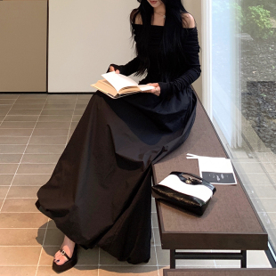 黑色一字领法式褶皱拼接连衣裙2025秋季新款长袖高级感收腰显瘦裙