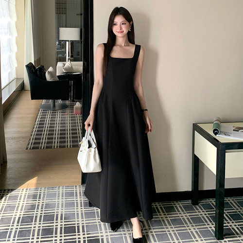 黑色法式赫本风吊带显瘦长裙