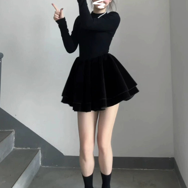 黑色收腰蓬蓬显瘦半高领连衣裙