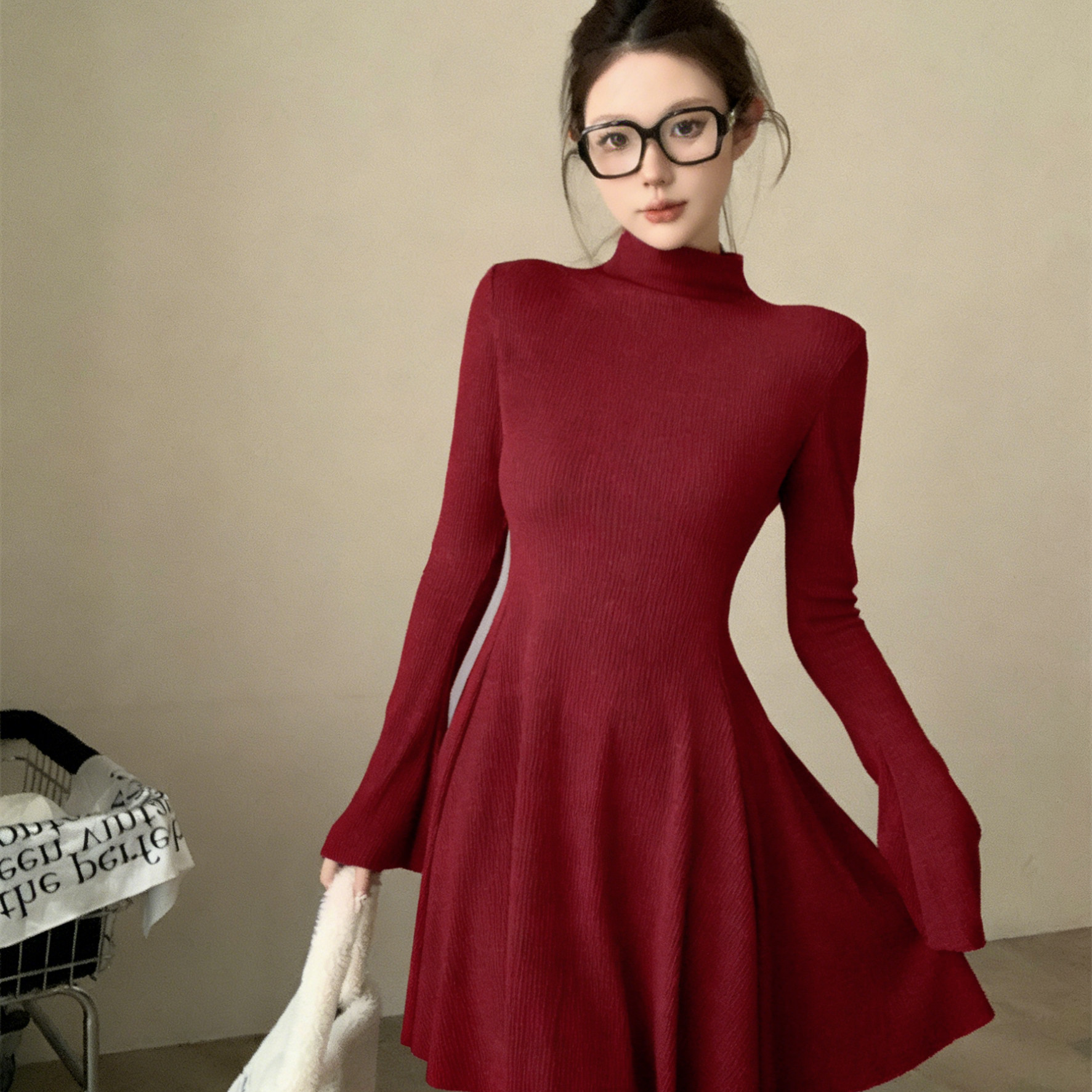 红色针织喇叭袖连衣裙女2025新款春冬季收腰显瘦配大衣打底内搭裙