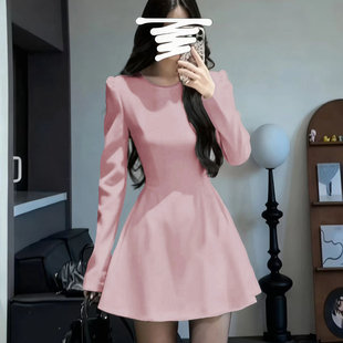 粉色圆领泡泡袖连衣裙女2025秋冬新款绝美气质高级感收腰显瘦裙子