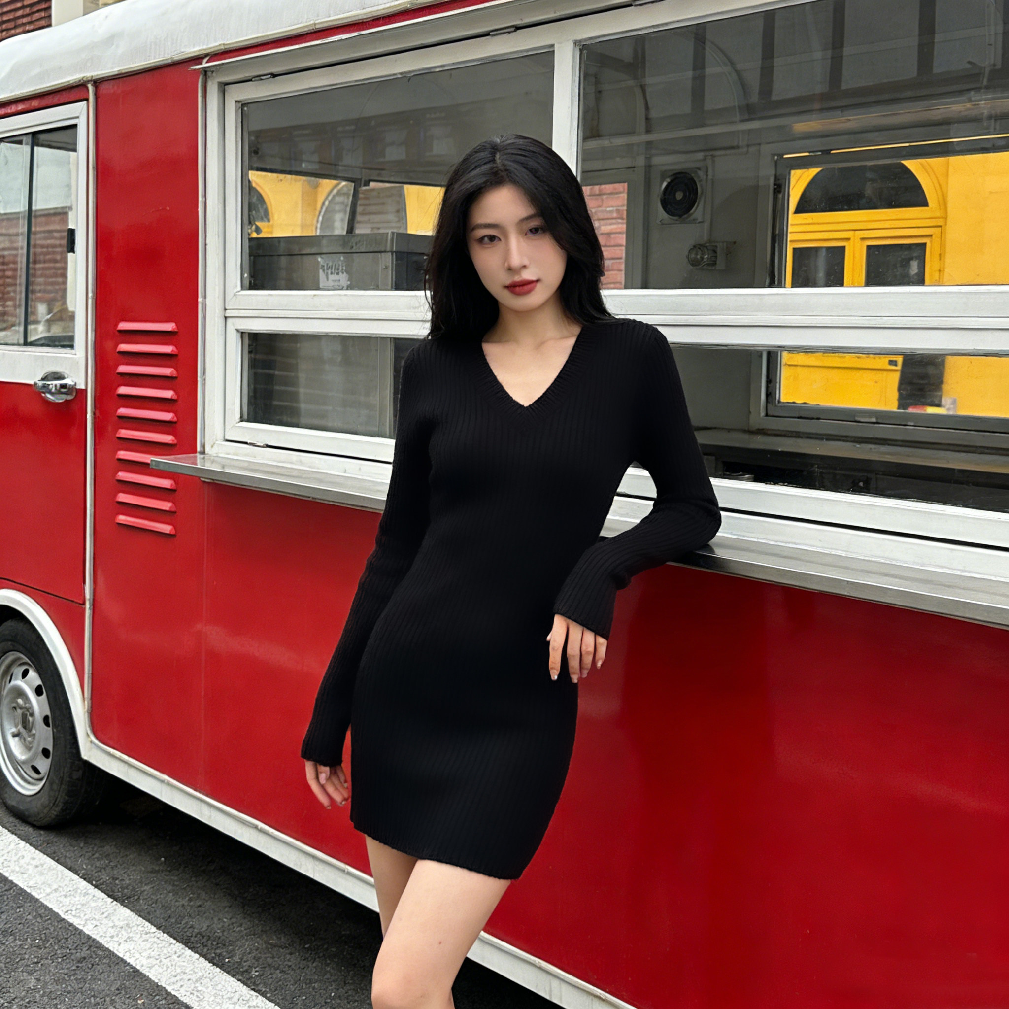 黑色V领长袖针织连衣裙女2026春秋修身收腰包臀裙氛围感时尚短裙