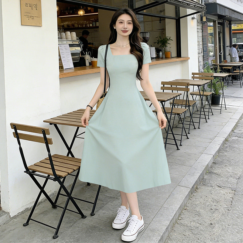 绿色方领泡泡短袖连衣长裙女2026夏款收腰显瘦气质高级感礼服长裙