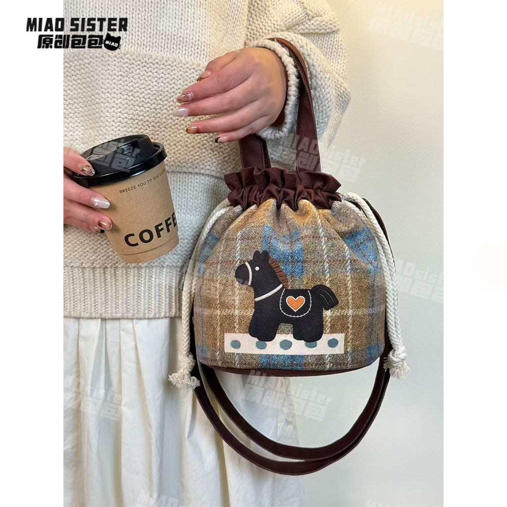 蓝黄格子小马年新款可爱毛绒抽绳款可斜挎包便携百搭手提束口包B
