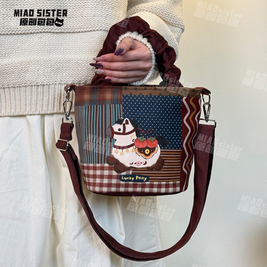 格纹小飞马年新款可爱褶皱手提包百搭水桶包可斜挎单肩妈咪包B
