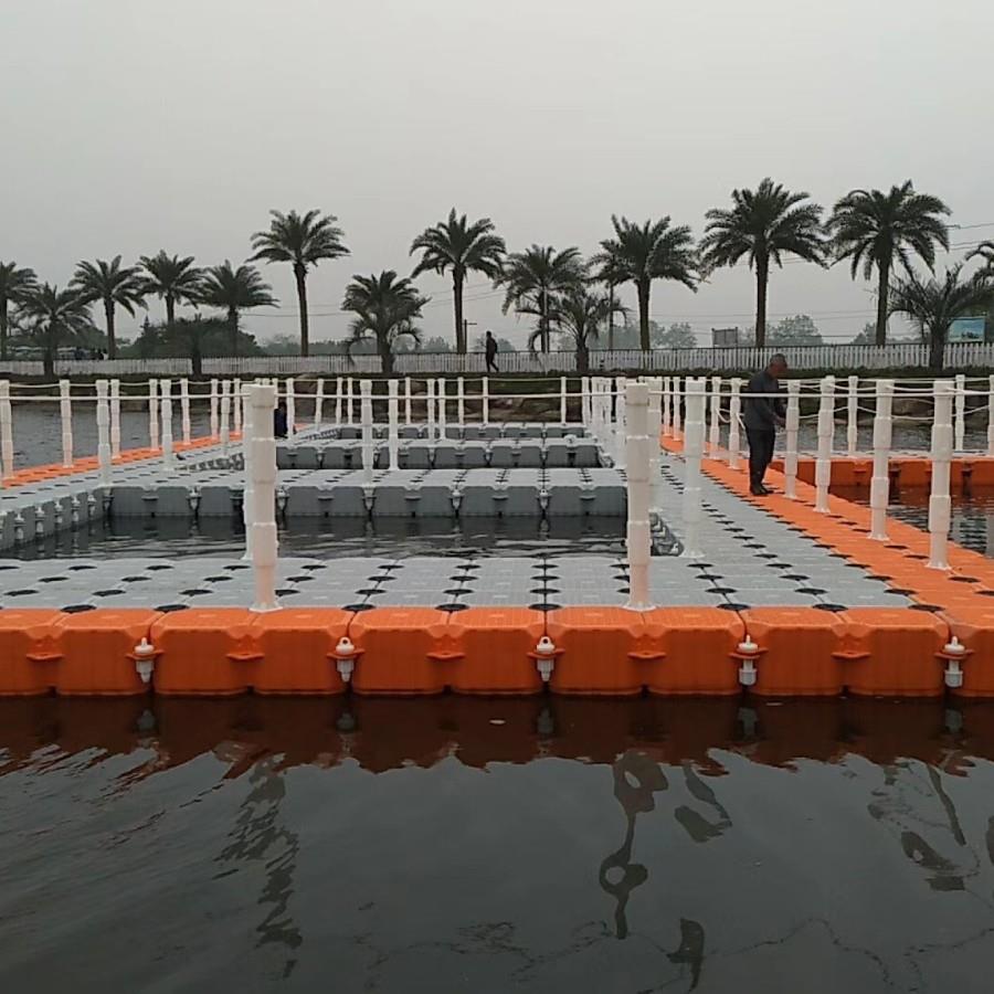 水上摩托艇码头停靠 海上冲浪浮桥 塑料浮筒浮台靠船游艇泊位码头