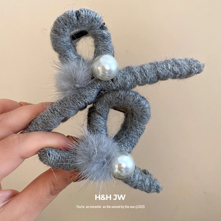 韩系灰色毛绒球球发夹女后脑勺盘发抓夹日常百搭鲨鱼夹子发卡发饰