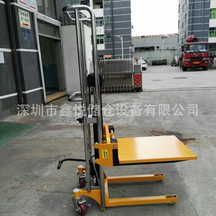 400KG迷你轻型手动堆高车 脚踏式轻型工位车液压升降叉车升降车