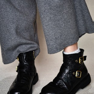 西西文艺加绒保暖马丁靴黑色加绒短靴英伦风大头皮鞋宽头女鞋