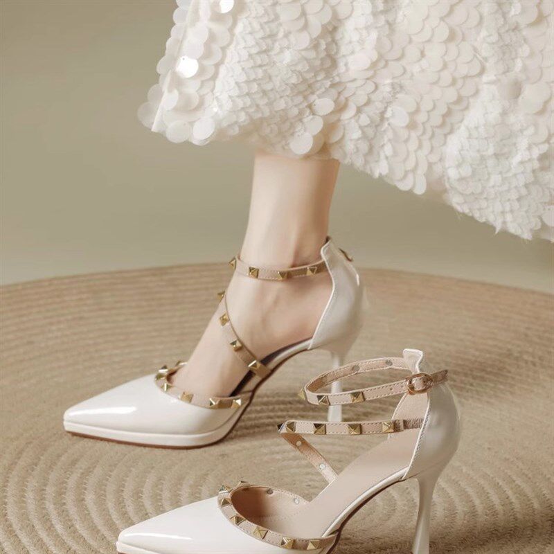 铆钉裸色高跟鞋女2025新款包头凉鞋中空一字带尖头细跟防水台单鞋