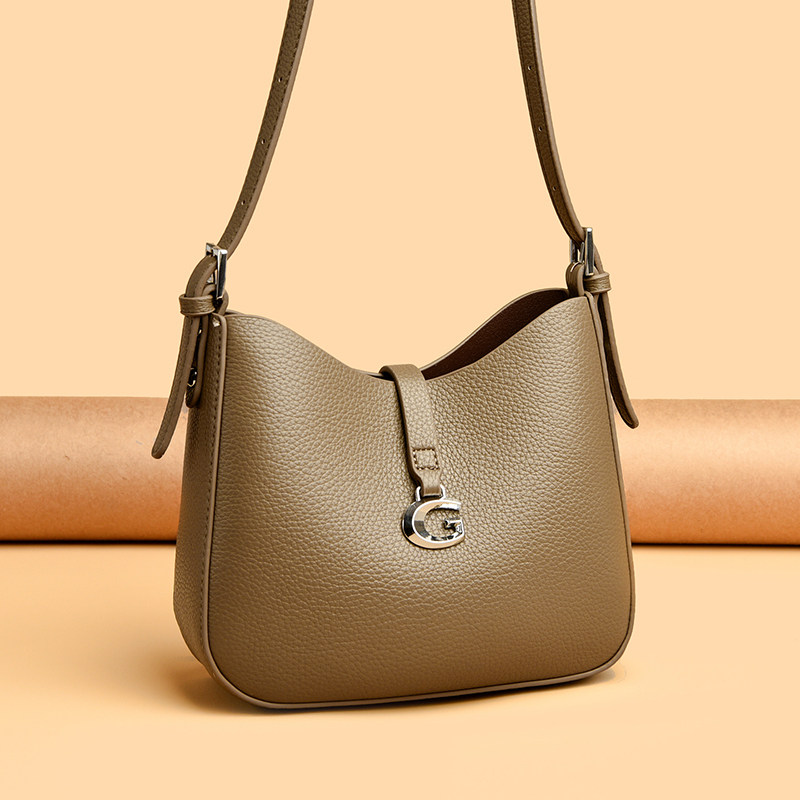 真皮水桶包女士小包包新款2026简约时尚斜挎包小众轻便单肩妈妈包