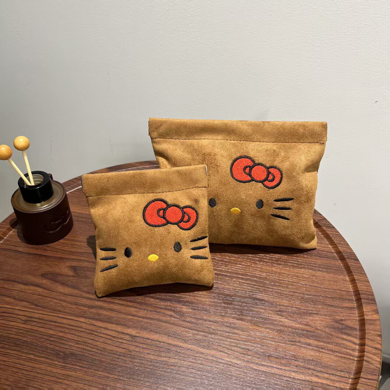 新款kitty化妆包秋冬麂皮绒刺绣弹片少女心洗漱包大容量便捷收纳