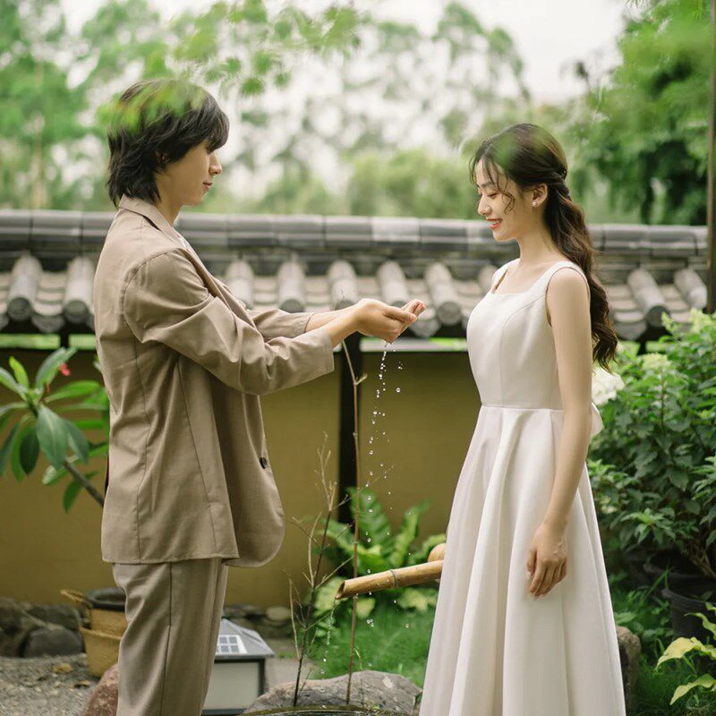 吊带旅拍轻婚纱日常简约森系缎面婚纱