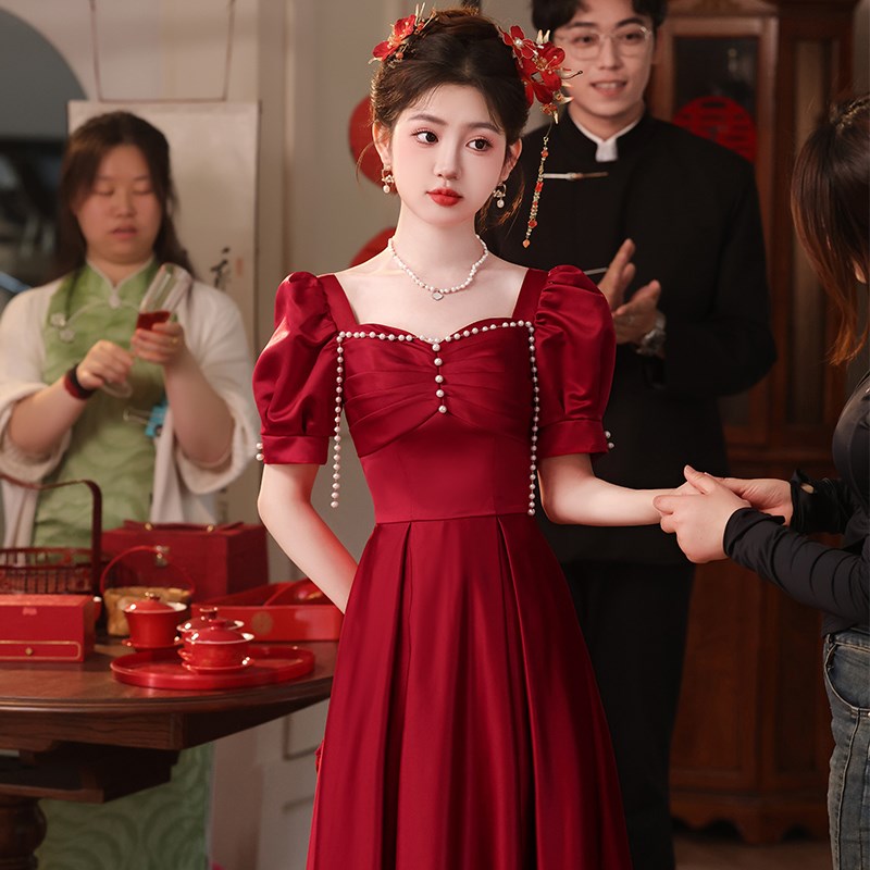 方领敬酒服2024新款新娘在逃公主连衣裙订婚礼服高V级感秋季女法