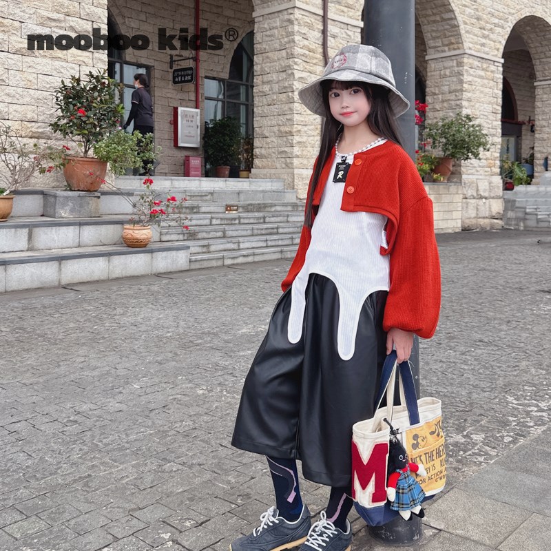 墨宝童装_坑条红色短款百搭小外套+坑条纯棉百搭白背心+中筒皮裤