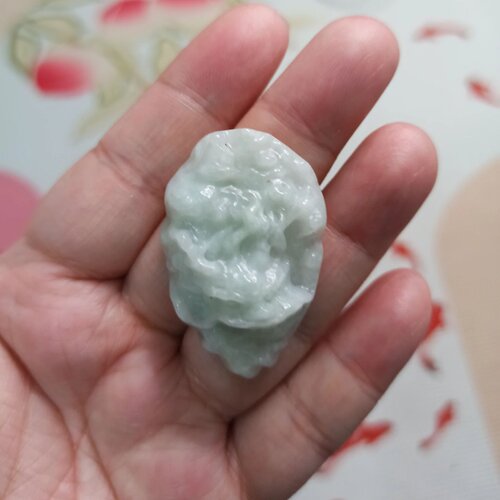 天然翡翠吊坠绿底飘花龙牌