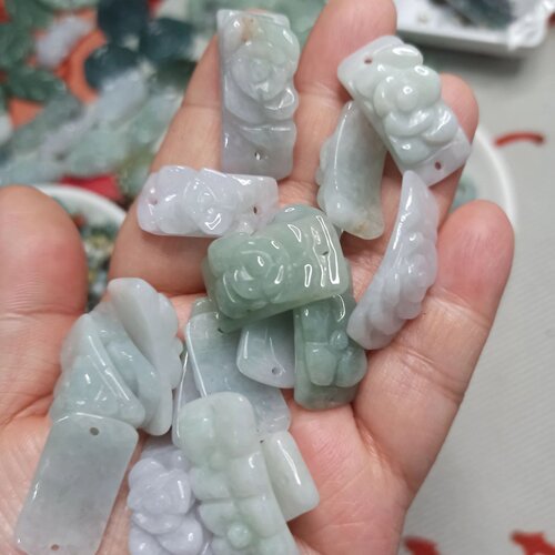 天然翡翠雕刻手排花花手牌