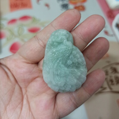 天然翡翠绿底飘花孔雀凤凰牌