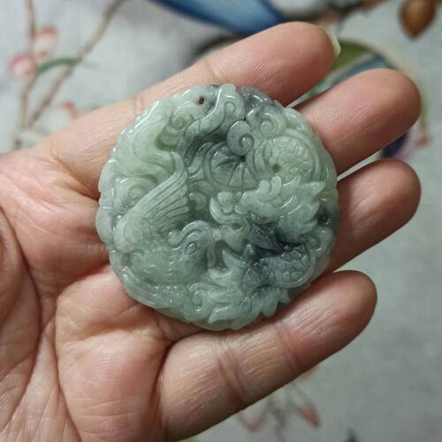 天然翡翠吊坠乌鸡飘花雕刻