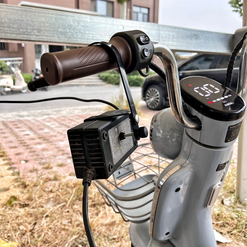 电动车充电器挂钩防掉防滑收纳架充电器固定器排插固定器铁艺挂钩