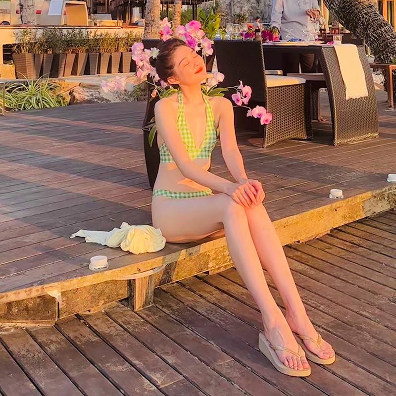 高货速发晚晚同款比基尼泳衣女绿色格子性感分体辣妹挂脖绑带