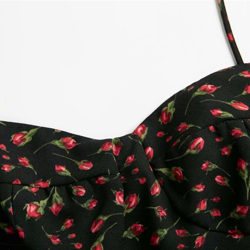 法式复古黑底小野玫瑰碎花系带吊带连衣裙春夏度假轻熟风高腰短裙