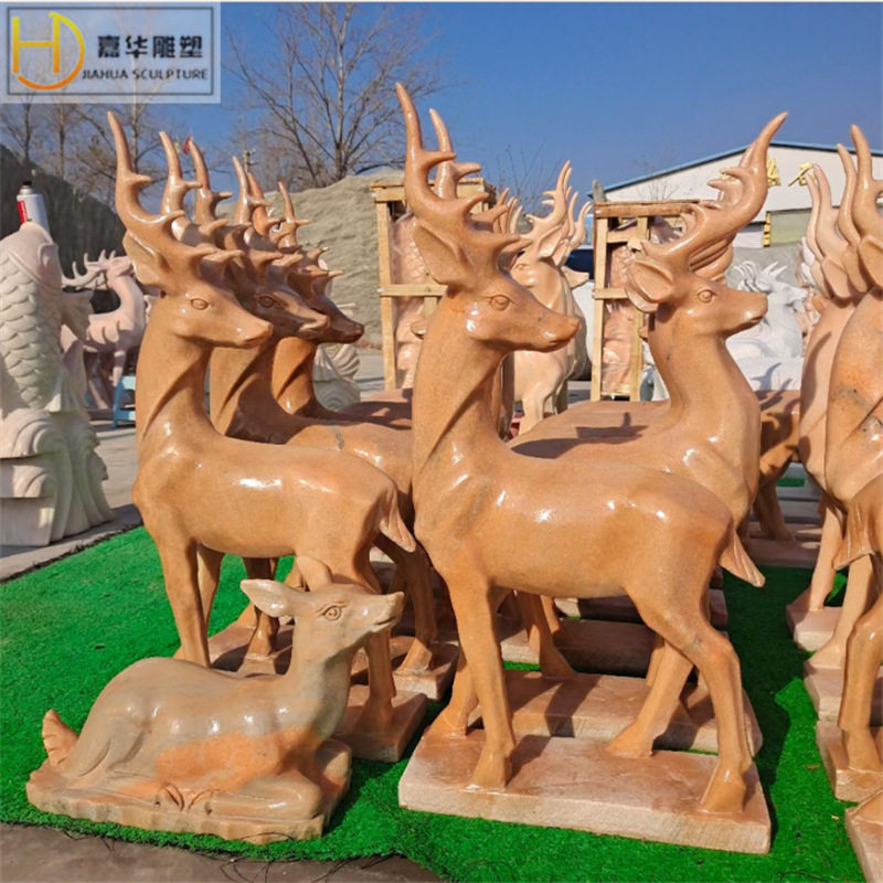 晚霞红石雕母子鹿景观公园草坪