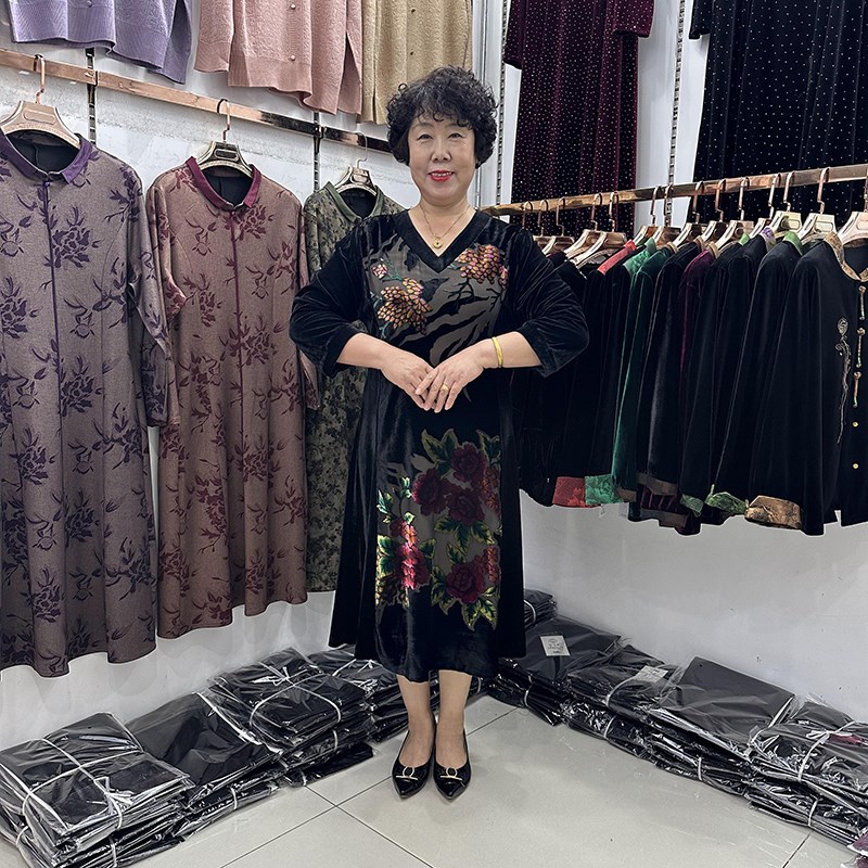 高端妈妈时尚丝绒i连衣裙女中长款2024秋冬新款减龄收腰大码显瘦