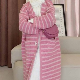 长版粉色条纹连帽毛衣外套女秋冬新宽H松慵懒风过膝中长版针织开