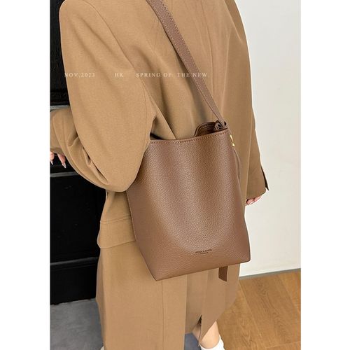 慵懒简约腋下包包女2024新款秋冬单肩J包上班通勤软皮大容量水桶