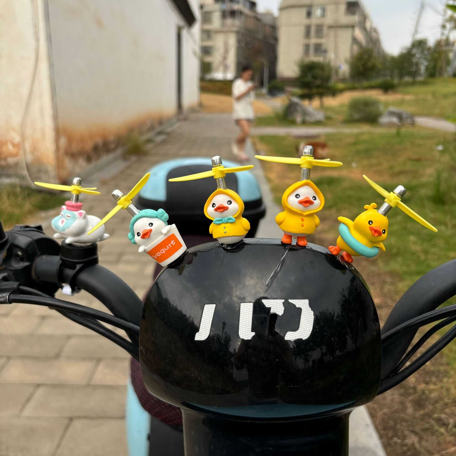 风车小鸭车载摆件车内头盔电动车摩托车自行车装饰品汽车鸭子公仔