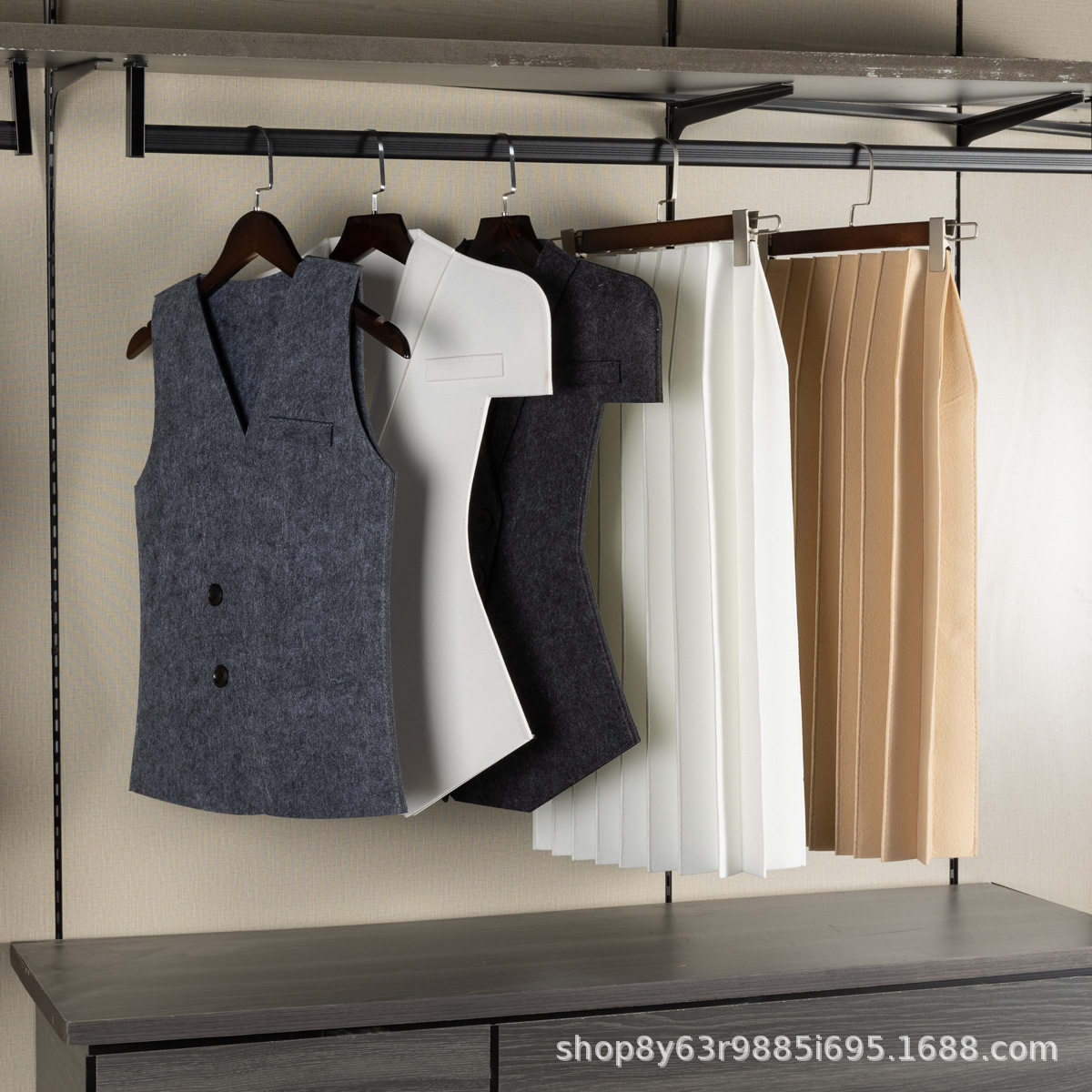 意式简约样板间衣服道具毛毡假衣服展厅展会展示柜百褶裙子摆件
