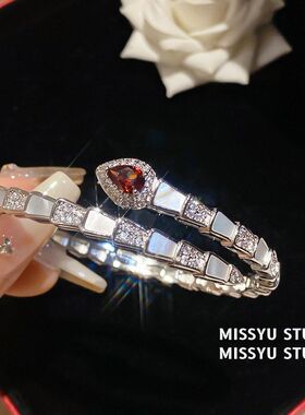 女贝母走秀深海宝石灵蛇手饰手环