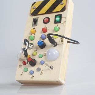 蒙氏早教LED电子忙碌板busyboard跑马灯木质玩具开关灯板