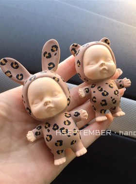 车载香薰爱豹纹睡眠宝宝汽车空调出风口香水扩香石装饰风口夹