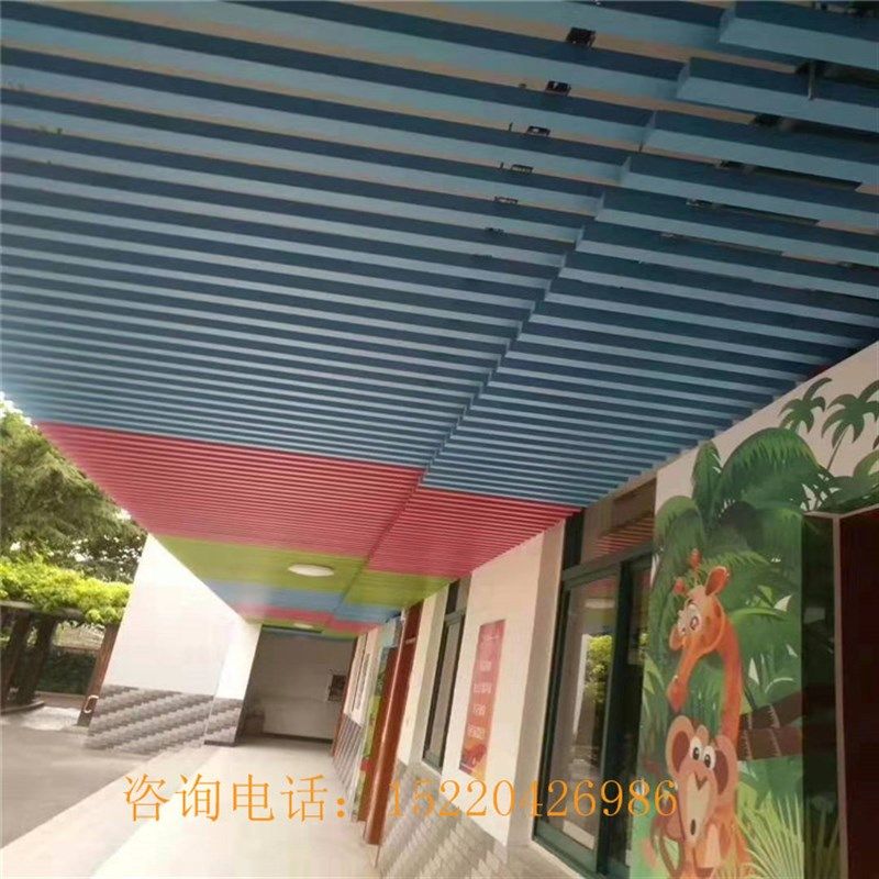 幼儿园外走廊吊顶仿木色铝方通格栅室内铝拼色背景墙饰