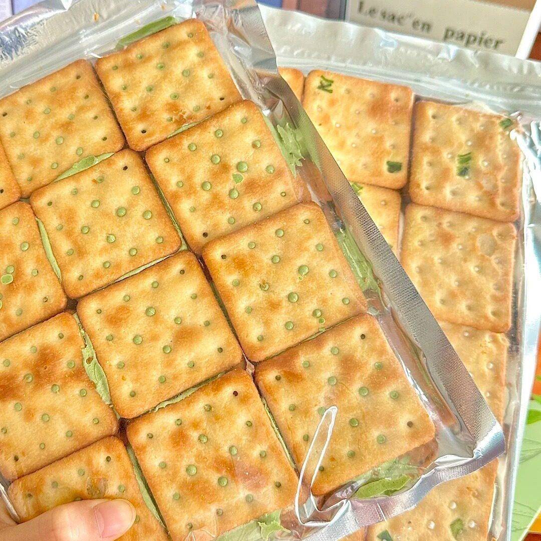 现货牛轧夹心奶酥芭米手撕牛轧饼咸香酥脆葱香云朵夹心奶盐苏打饼