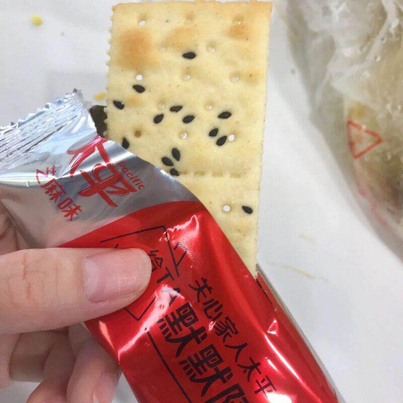 现货促销太平苏打饼干芝麻味香葱奶盐味梳打饼咸味充饥零食休闲食