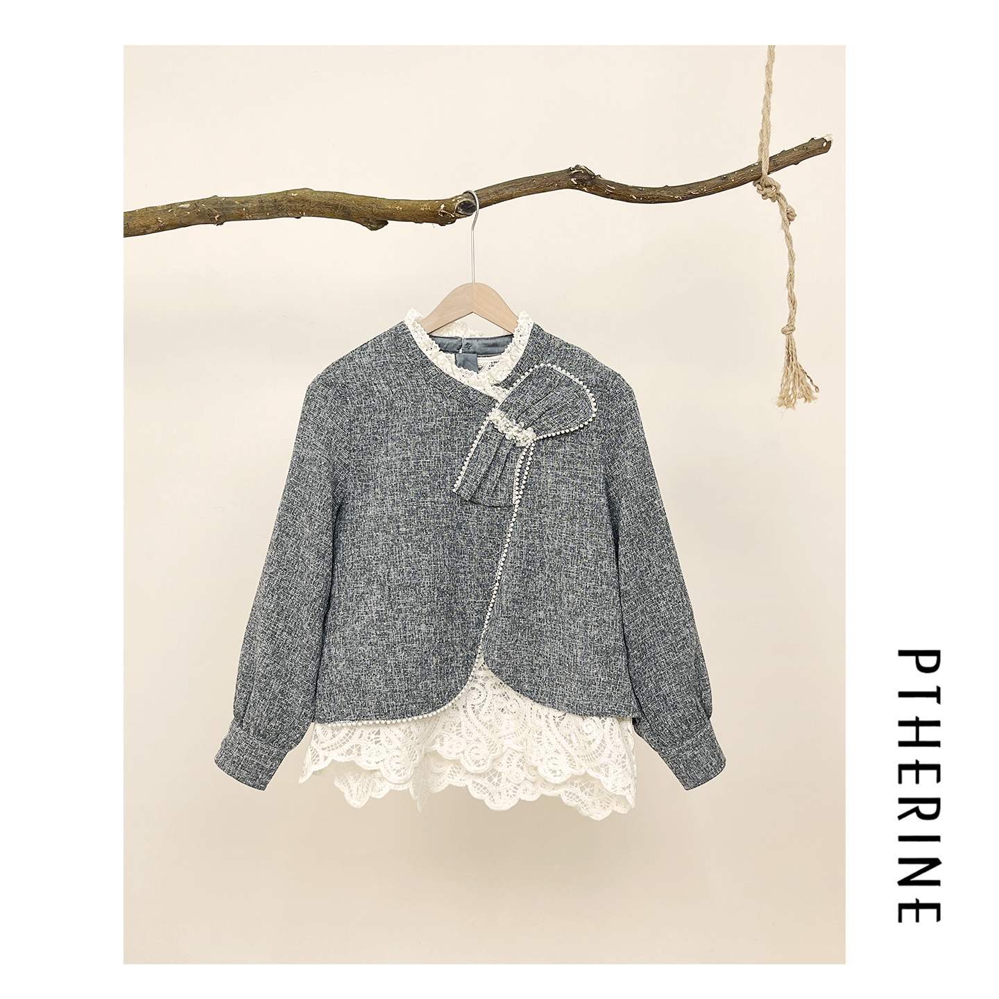 普瑟琳/PTHERINE秋冬设计感小香风立领斜口蕾丝长袖上衣