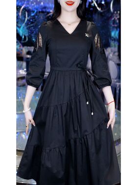 大码七分袖连衣裙女2024秋冬新款气质v领镂空收腰显瘦中长款裙子