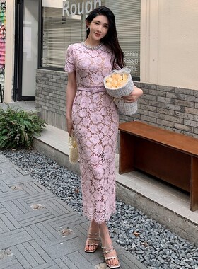 多巴胺穿搭独特漂亮气质粉紫色蕾丝连衣裙短袖圆领收腰长裙子女夏