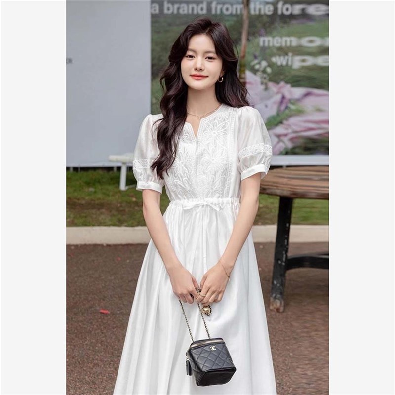 白色仙女裙2025夏季新款刺绣连衣裙女宽松显瘦收腰裙子海边度假裙