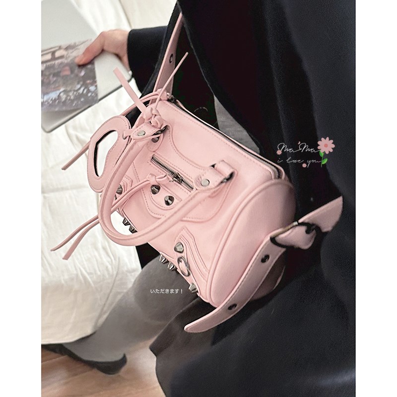 潮酷机车包包女2023新款潮时尚手提粉色枕头包宽肩带单肩斜挎包