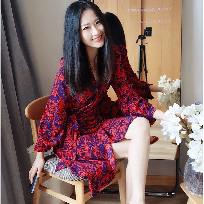 2024年夏季温柔风法式茶歇轻熟气质V领收腰小个子红色碎花连衣裙