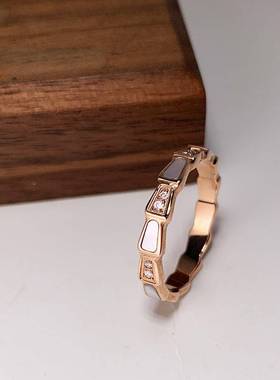 复古轻奢蛇形白贝镶钻钛钢戒指女网红ins高级感时尚个性指环饰品