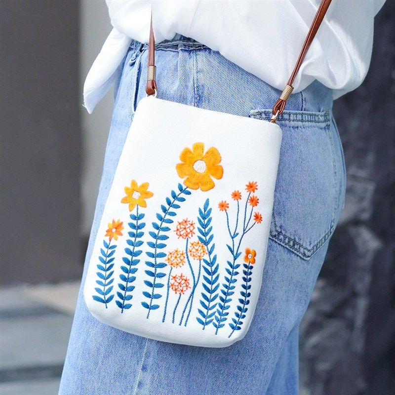 刺绣休闲手机包女斜挎202v4新款迷你小包高级感女式夏天散步包包