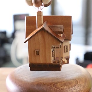 磁悬浮飞屋环游记摆件实木质创意气球木屋房子高级办公室桌面礼物