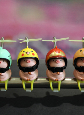 网红小猪车载摆件可爱电动摩托平衡自行车头盔装饰品送男女生礼物